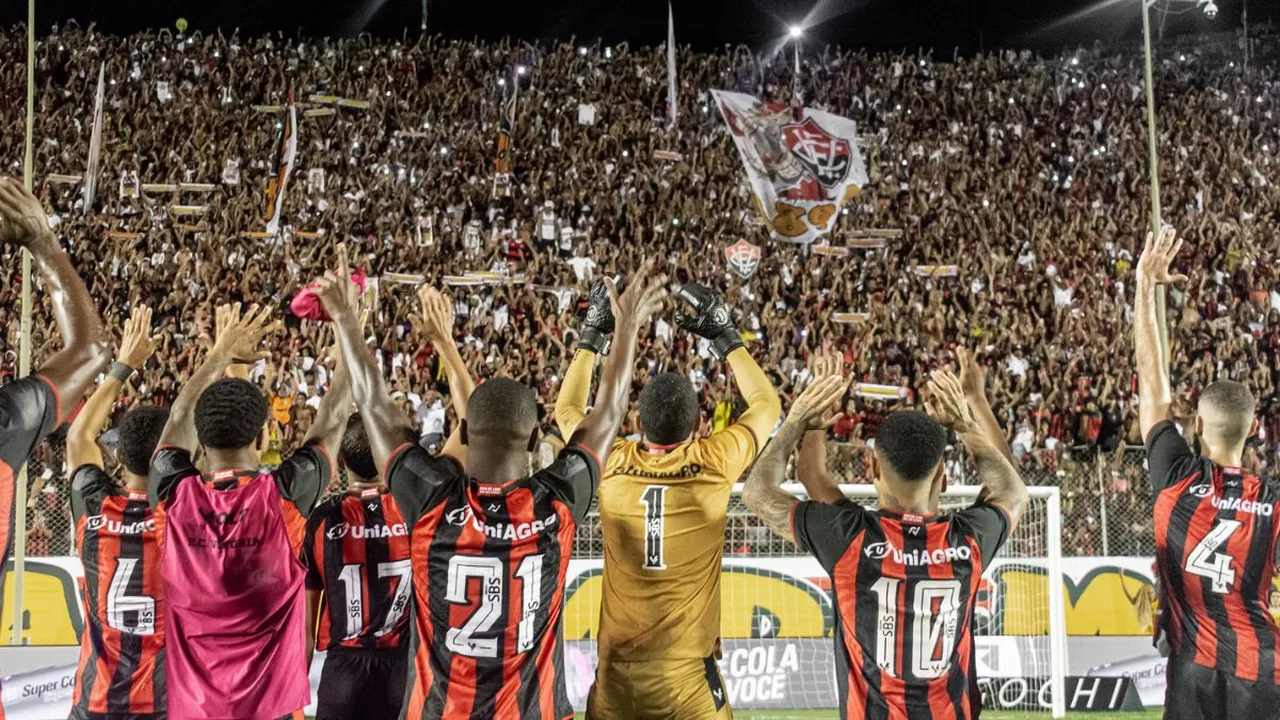 Zagueiro Cacá em ação defensiva durante partida do Campeonato Brasileiro pelo Vitória