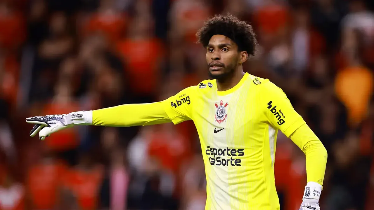 Hugo Souza goleiro Corinthians durante partida discutindo com arbitragem em campo