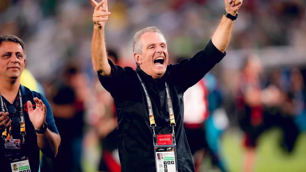 Jogadores do Flamengo comemorando gol na Libertadores com estádio lotado ao fundo