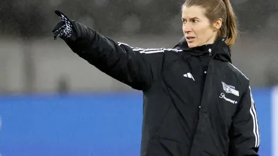 Marie-Louise Eta faz história como primeira mulher a comandar time da Bundesliga