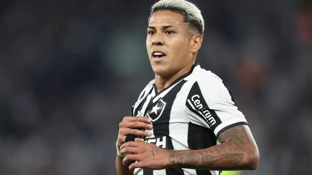 Edenilson e Matheus Martins comemorando gols pelo Botafogo na goleada sobre Chapecoense na Arena Condá