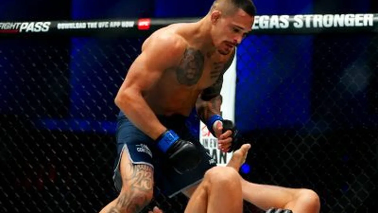 Márcio Barbosa comemorando nocaute sobre Dennis Buzukja no octógono do UFC em Winnipeg