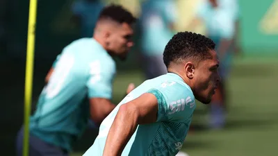Vitor Roque treina normalmente e pode retornar contra o Athletico-PR