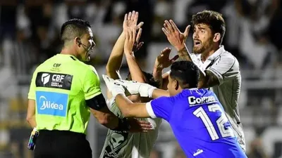 Falhas no protocolo do Vila Nova expõem torcida e jogadores em confusão pós-jogo