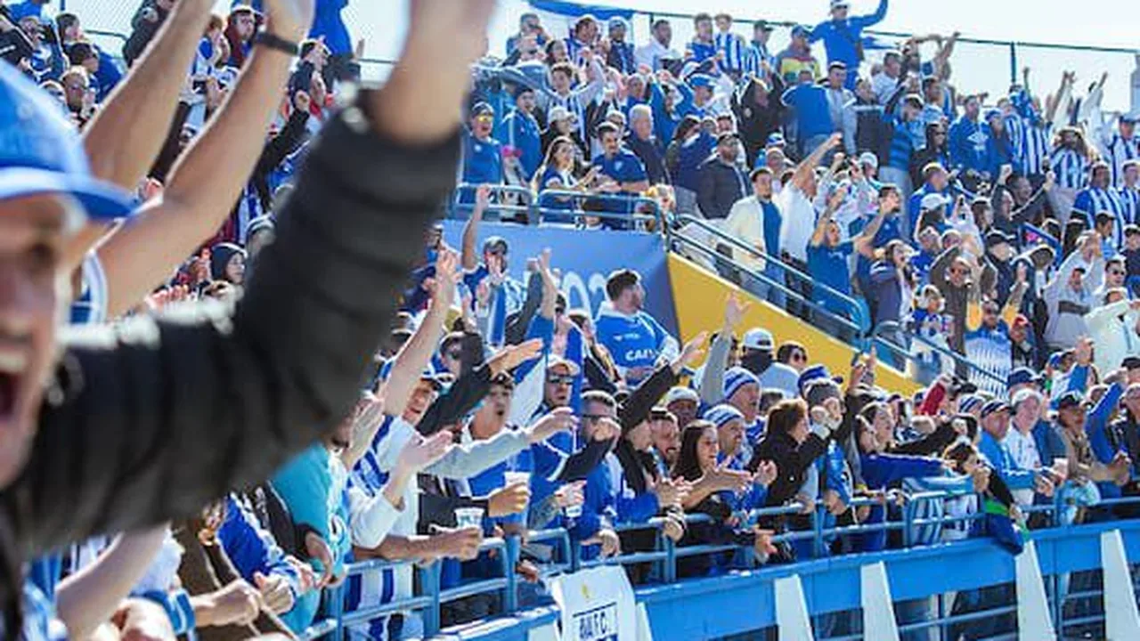 Jogadores do Avaí e Ponte Preta disputam lance durante empate por 1 a 1 na Ressacada pela Série B
