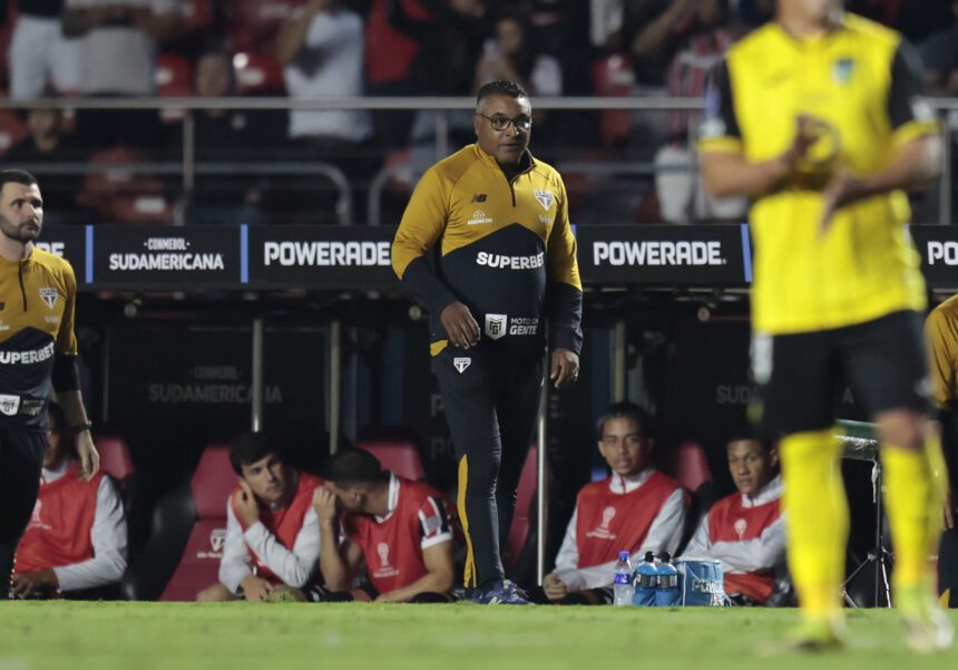 A estratégia equivocada de Roger Machado São Paulo recua após abrir placar e sof