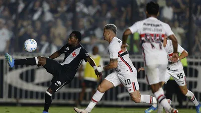 Vasco supera vaias da torcida e vira sobre o São Paulo em São Januário