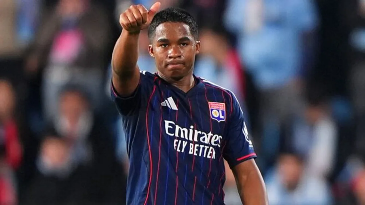 Endrick em ação pelo Lyon durante partida da Ligue 1, driblando adversário em movimento ofensivo no gramado