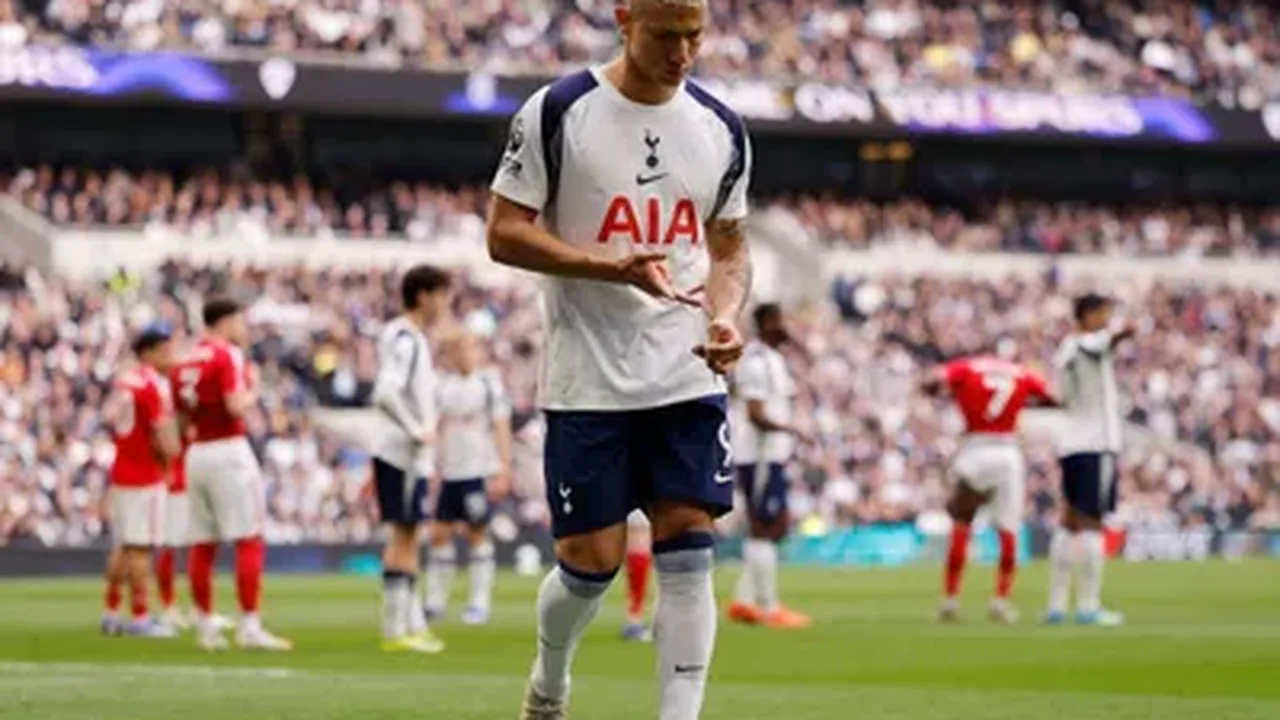 Estádio do Tottenham vazio com arquibancadas vazias simbolizando crise financeira do clube