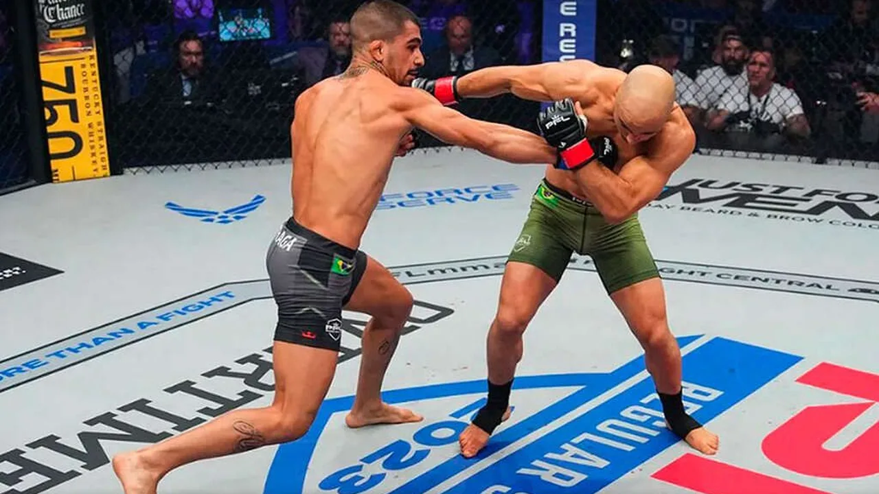 Lutador brasileiro celebrando vitória no octógono do UFC segurando foto da família