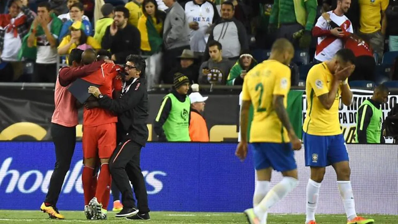 Torcedores brasileiros com expressão de preocupação assistindo jogo da Seleção no estádio
