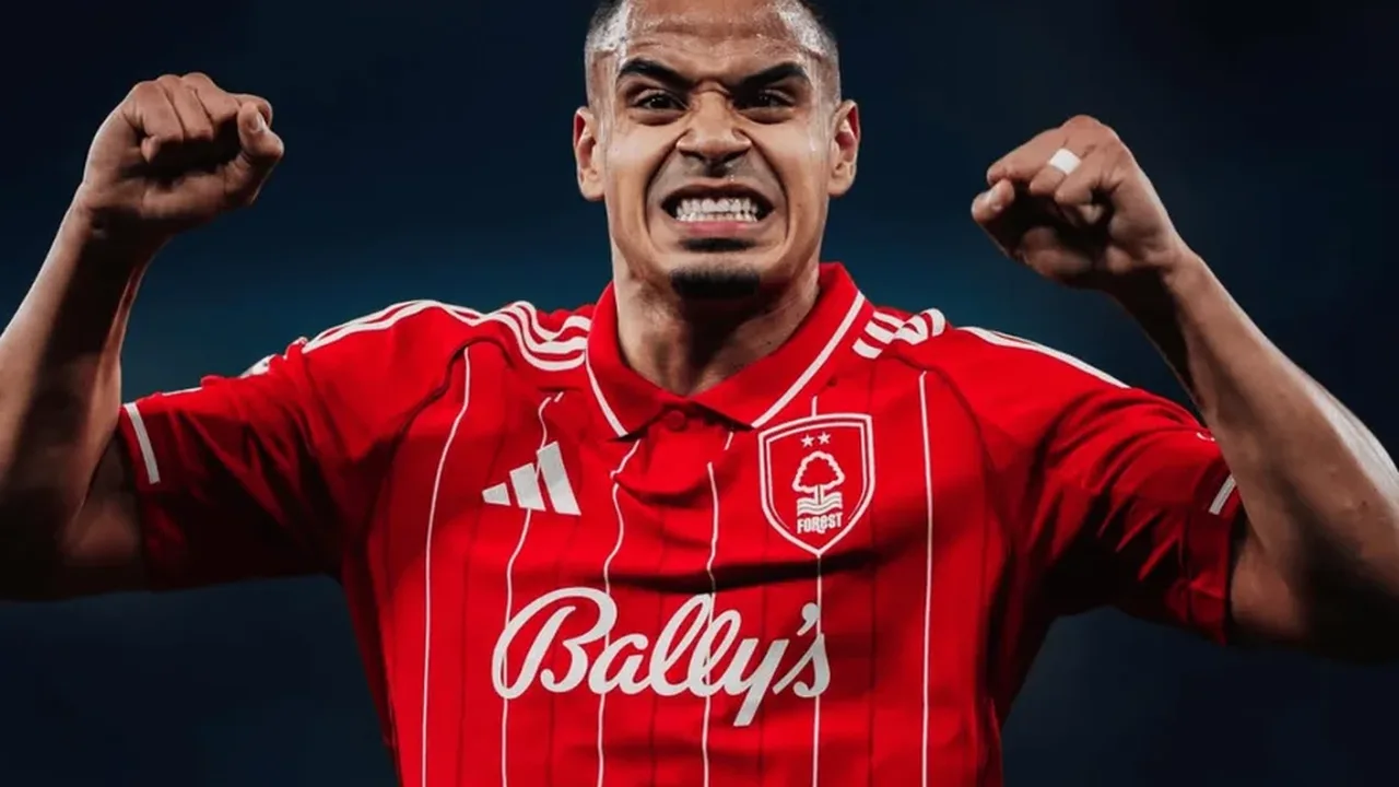 Murillo segurando a coxa direita após lesão muscular em partida do Nottingham Forest na Premier League