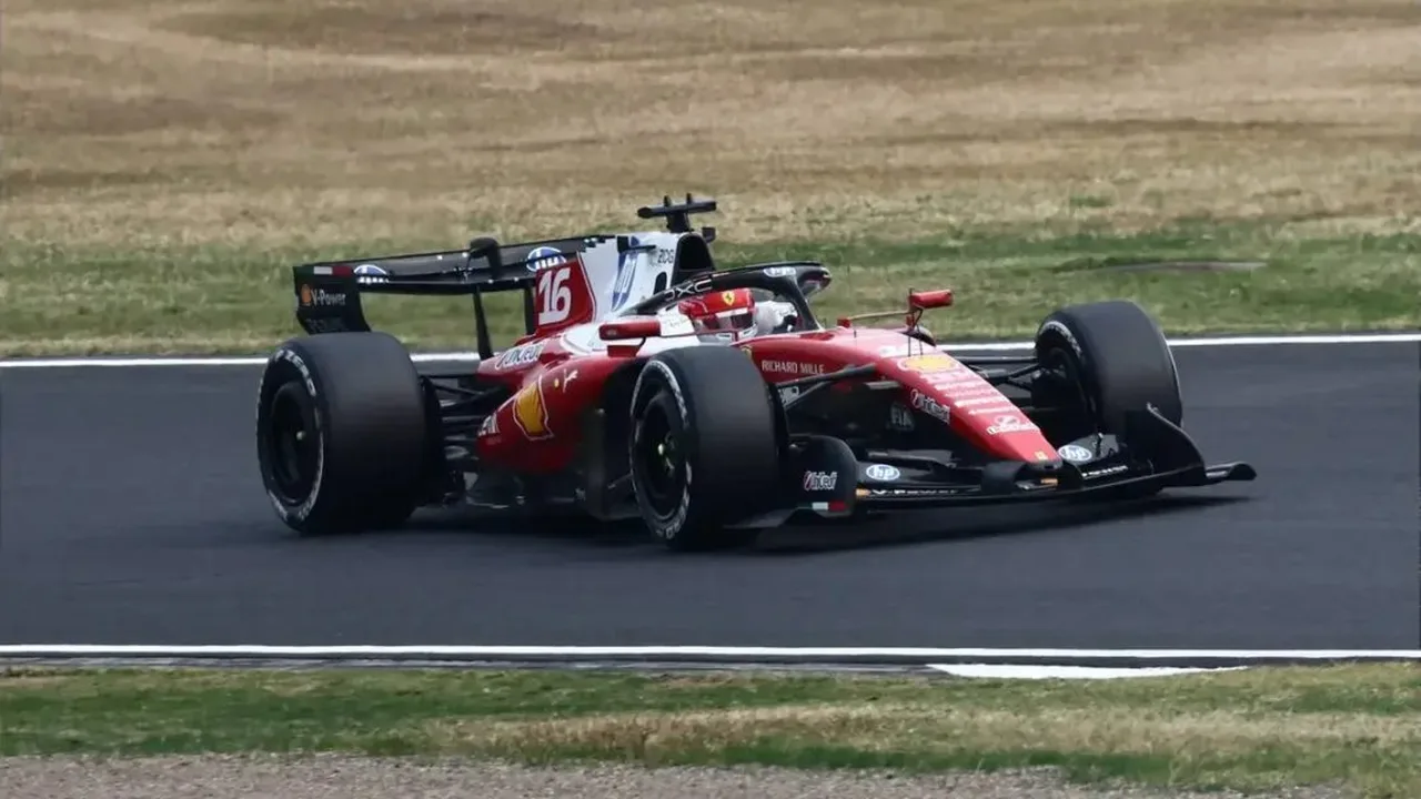 Carro da Ferrari SF-26 nas boxes durante sessão de treinos com engenheiros analisando dados no pit wall