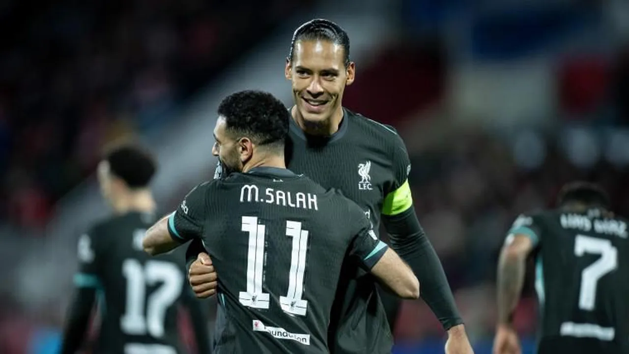 Jogadores do Liverpool em formação tática durante partida em Anfield na Premier League