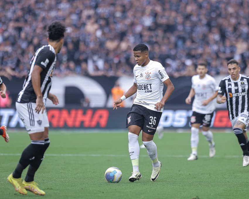Base corintiana versus academias europeias Wesley conquista Copa do Rei e eleva