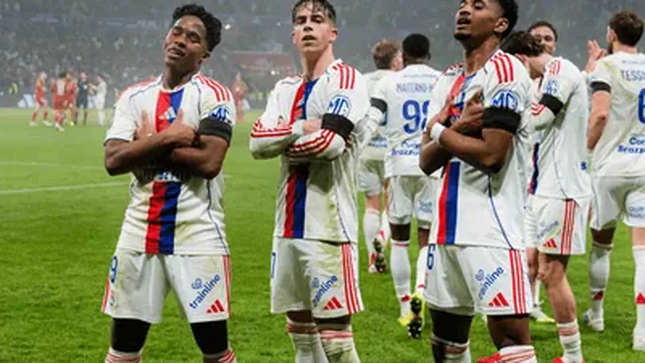 Endrick comemorando gol pelo Lyon contra o PSG no Groupama Stadium