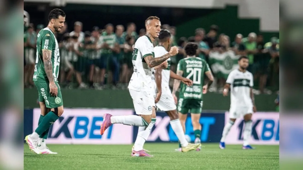 Breno Lopes comemorando gol pelo Coritiba contra Atlético-MG no Couto Pereira pela Série A