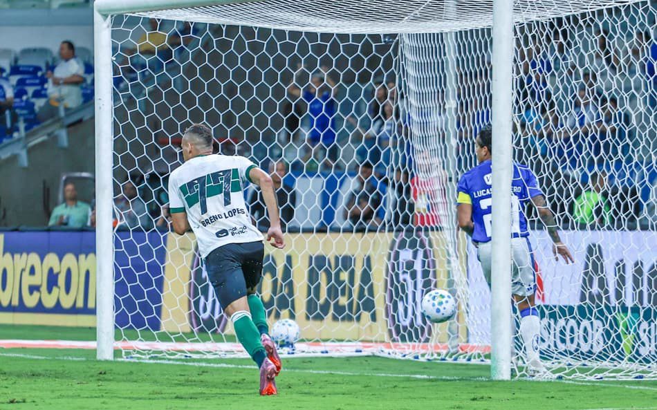 Evolução tática e posicionamento estratégico Breno Lopes assume protagonismo no