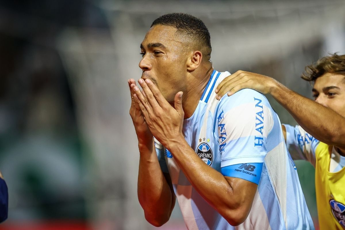 O padrão das declarações de apoio no Grêmio Carlos Vinicius defende Castro e que