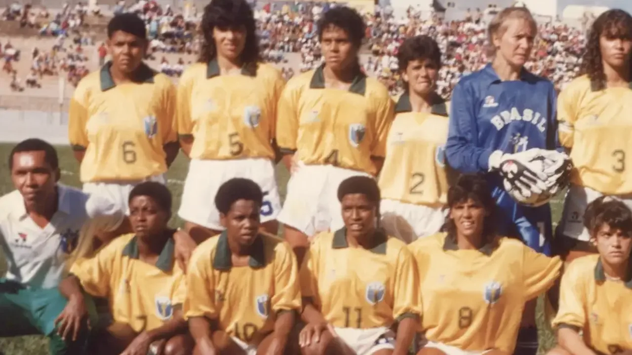 Jogadoras da Seleção Brasileira feminina comemorando gol em estádio lotado com torcida brasileira