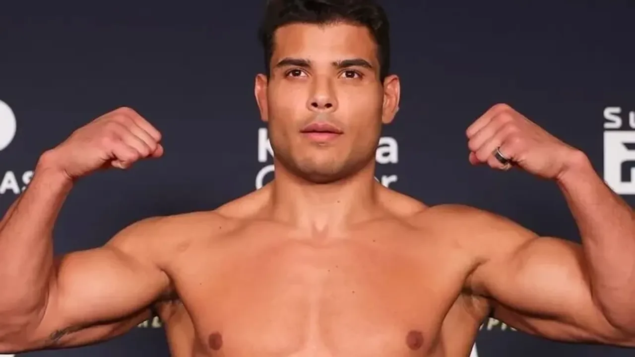 Curtis Blaydes durante luta no UFC 327 em Miami antes de sofrer lesões que resultaram em suspensão indefinida