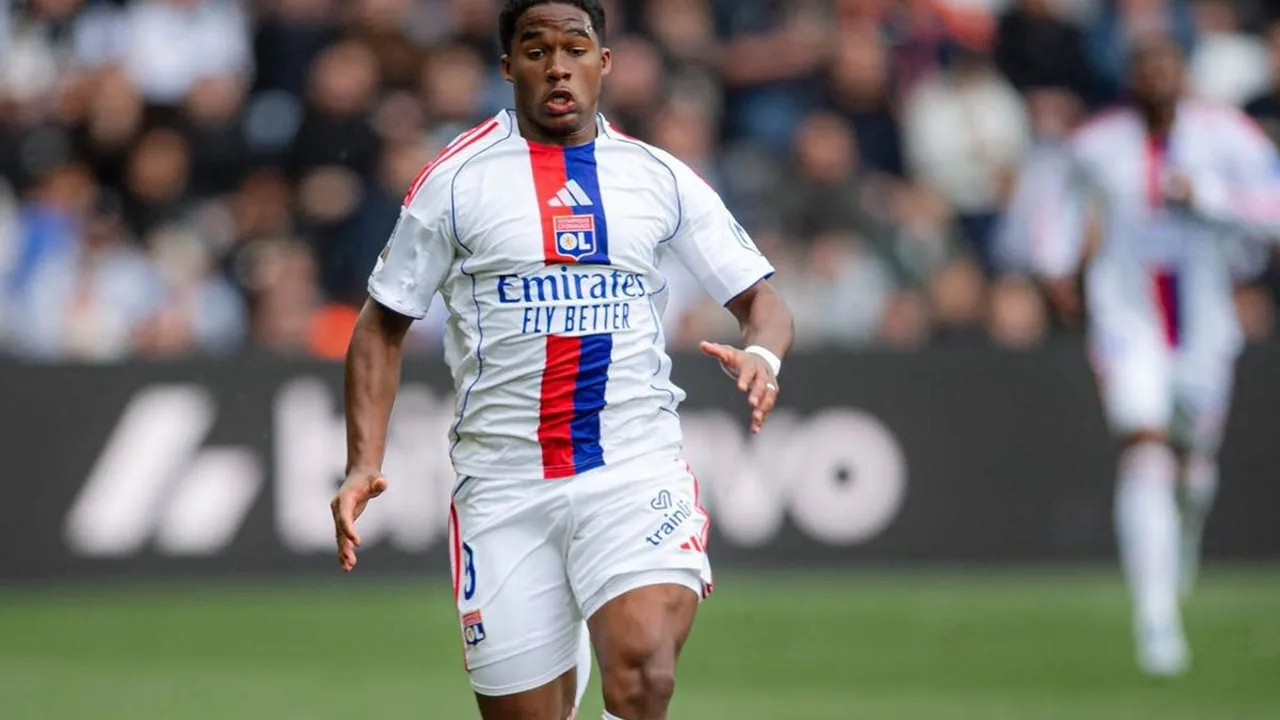 Endrick comemorando gol pelo Lyon contra PSG no Parc des Princes na Ligue 1 francesa