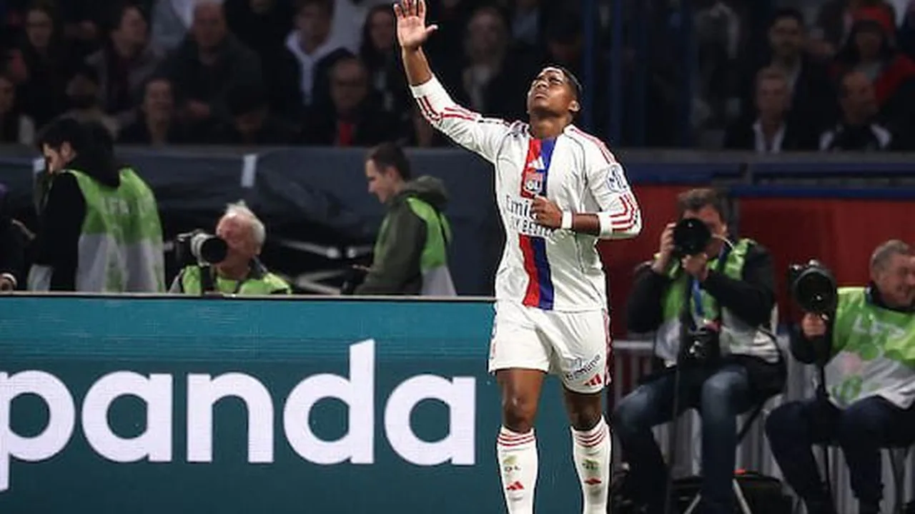 Endrick comemorando gol contra PSG no clássico francês da Ligue 1