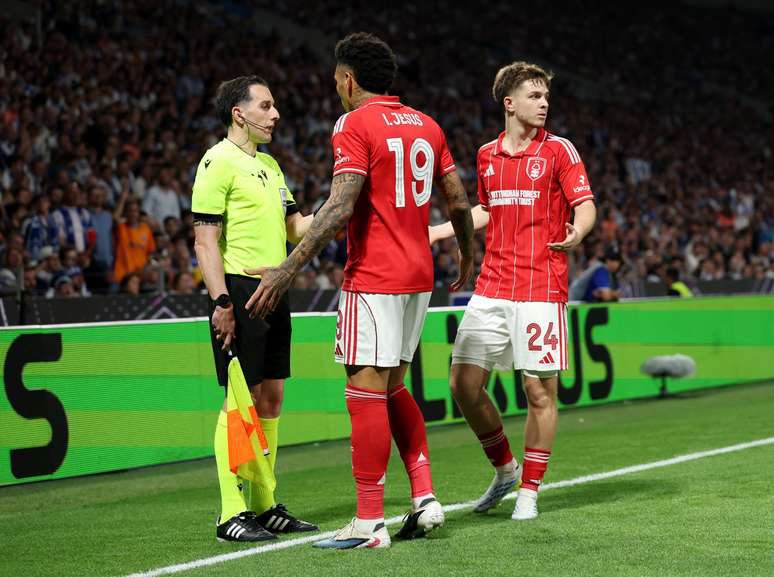 Primeiro tempo equilibrado com virada no final Nottingham Forest goleia Burnley