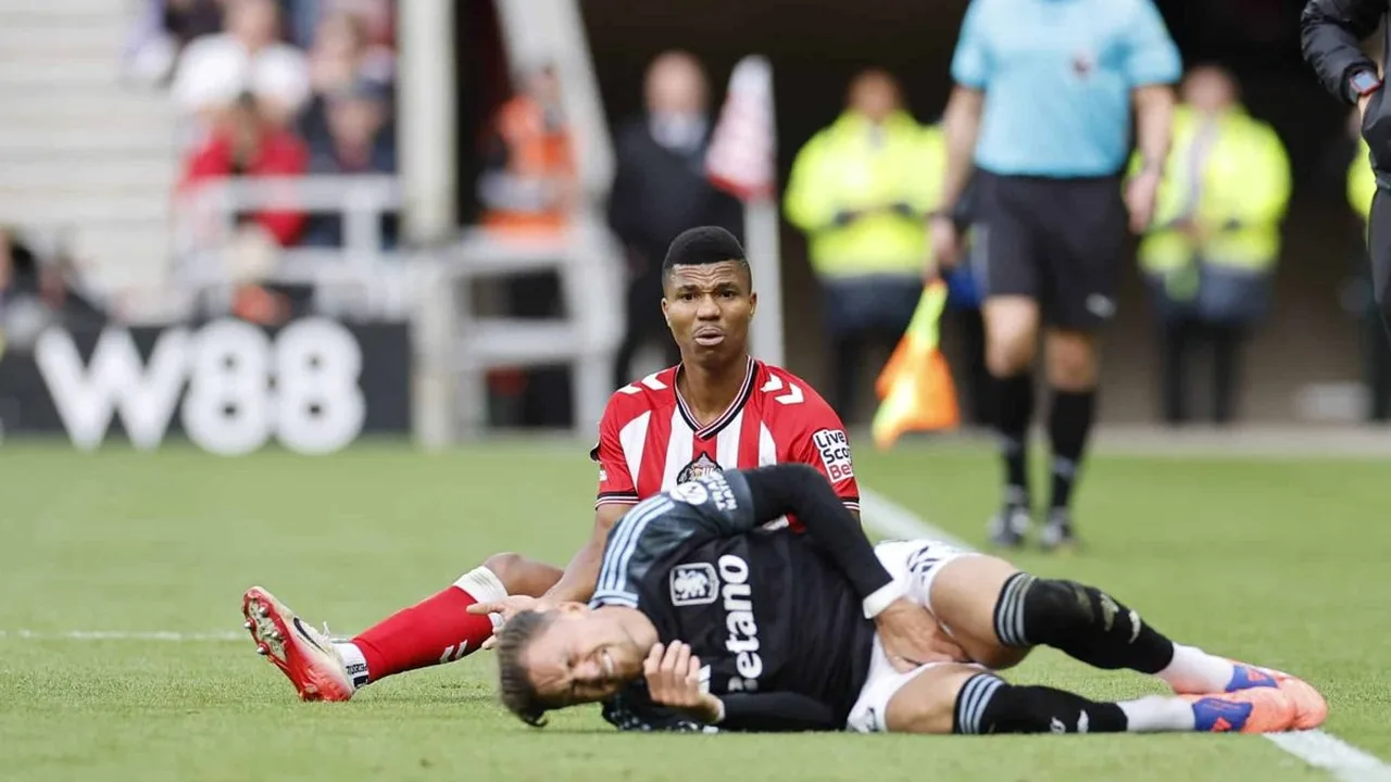 Ollie Watkins comemora gol pelo Aston Villa no Villa Park lotado contra o Sunderland na Premier League