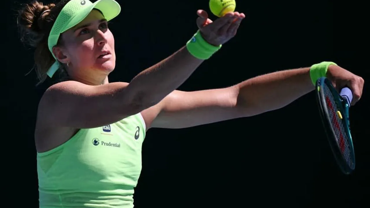 Beatriz Haddad Maia jogando tênis em quadra de saibro com raquete em ação durante partida de torneio WTA