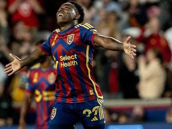 Primeiro tempo marca presença do VAR e gol de Salah Liverpool empata com Everton