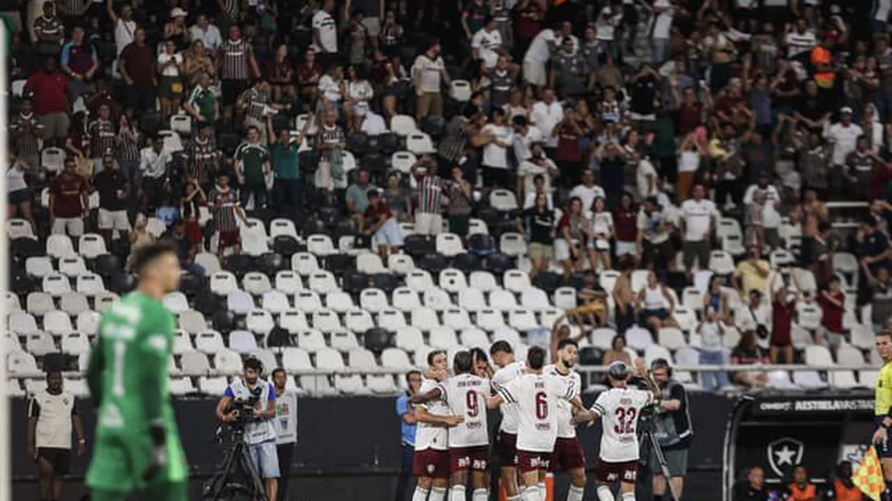 Montagem com fotos históricas de Pepe e Pelé comemorando títulos pelo Santos na Vila Belmiro
