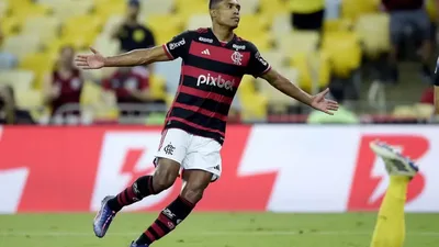 Alex Sandro transforma sistema defensivo do Flamengo contra o Bahia