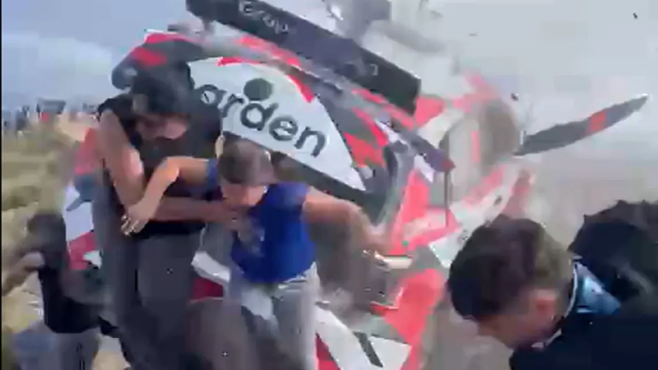 Veículo de rally em curva com espectadores ao fundo durante competição sul-americana