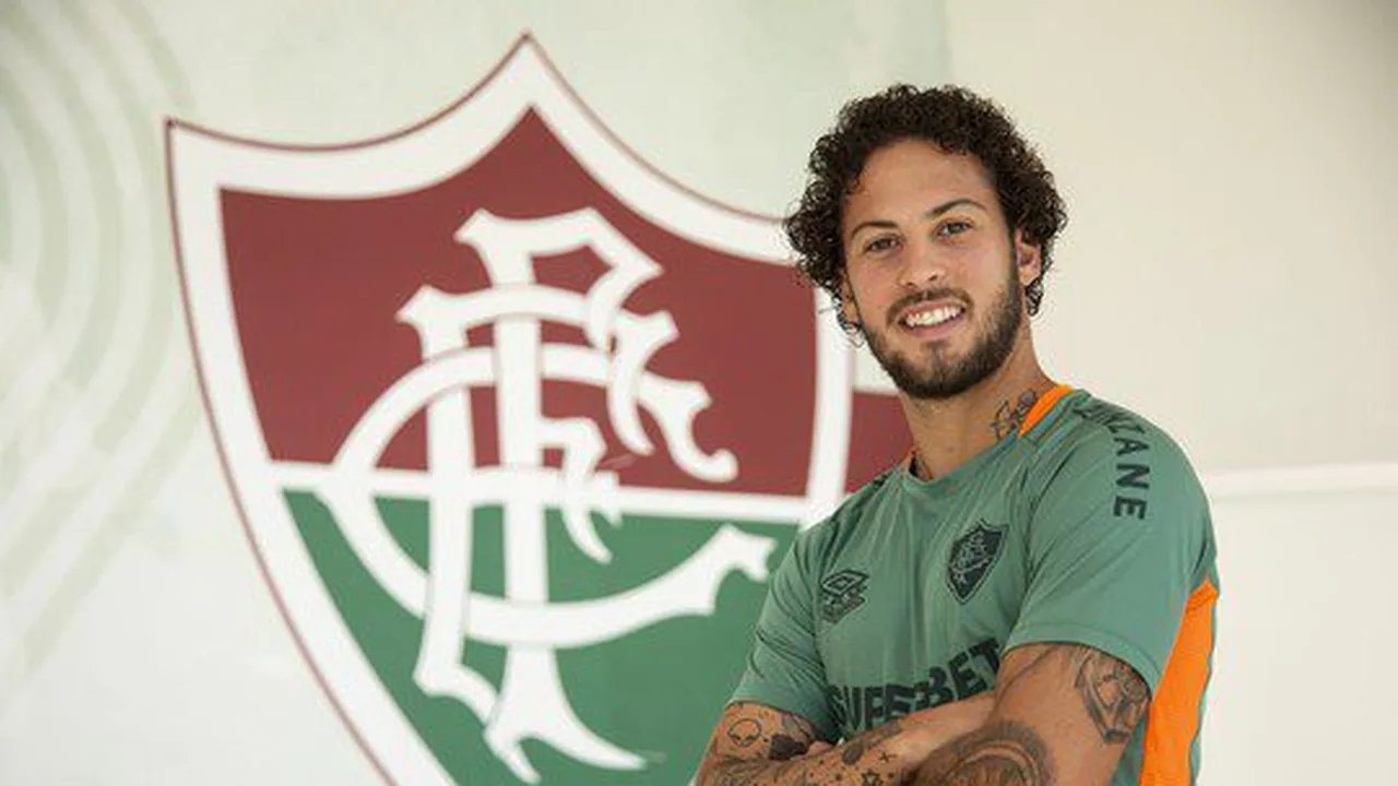 Guga comemorando assistência na vitória do Fluminense sobre o Santos na Vila Belmiro
