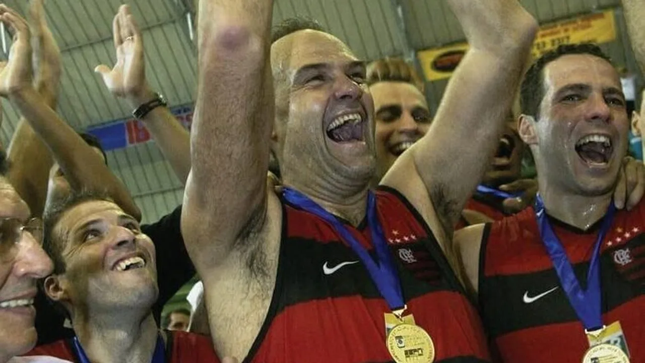 Oscar Schmidt com camisa 14 do Flamengo durante jogo de basquete no Maracanãzinho entre 1999-2003