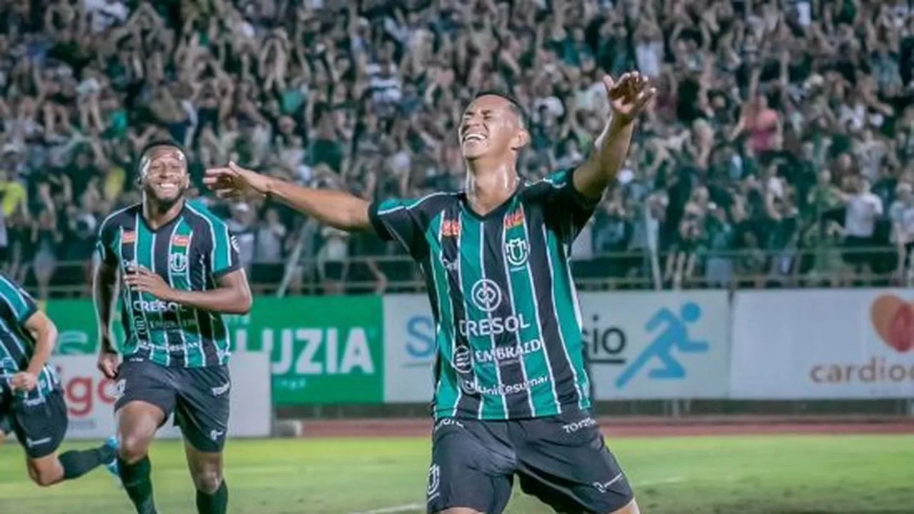 Alexandre Mattos em coletiva na Vila Belmiro discutindo crise financeira do Santos com dívidas de R$ 1,2 bilhão