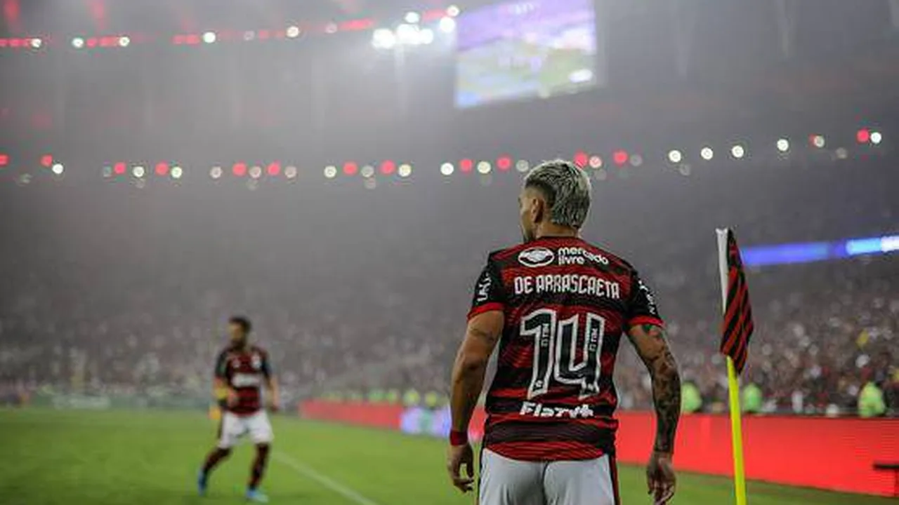 Arrascaeta comemorando gol com simulação de arremesso de basquete no Maracanã, usando camisa 14 do Flamengo