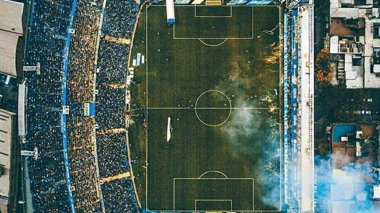 Torcedores do River Plate com papéis brancos e vermelhos nas arquibancadas do Estádio Monumental durante clássico