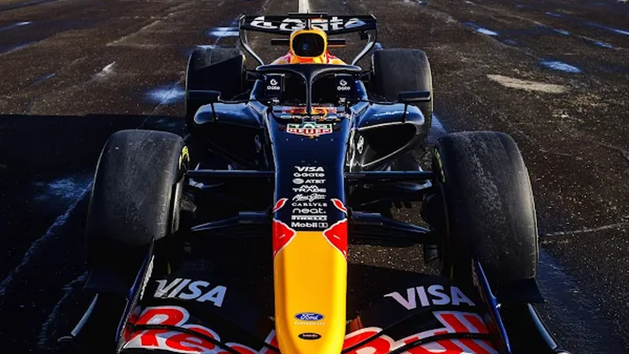 Paddock da Red Bull Racing com engenheiros trabalhando no desenvolvimento do carro de F1 nos boxes de Milton Keynes