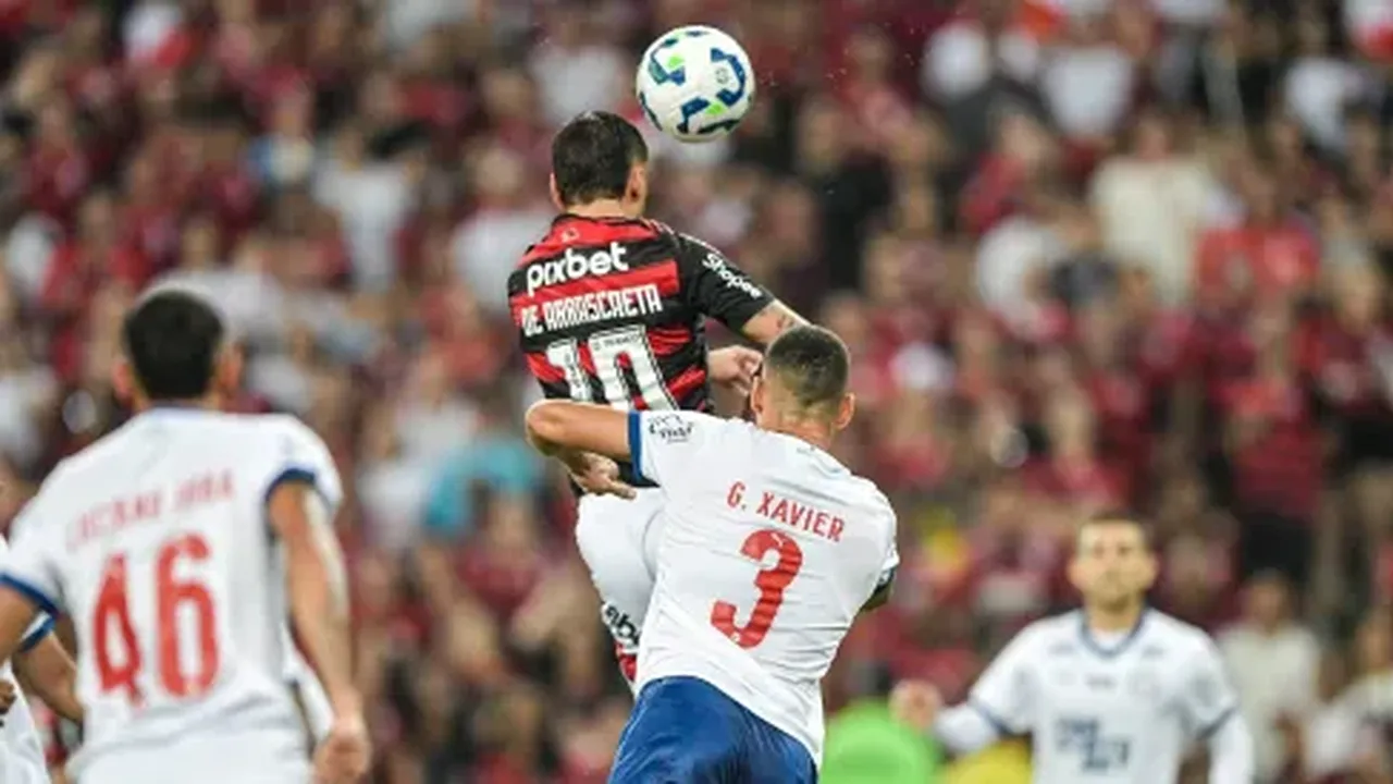 Arrascaeta comemora gol do Flamengo contra o Bahia no Maracanã pelo Brasileirão