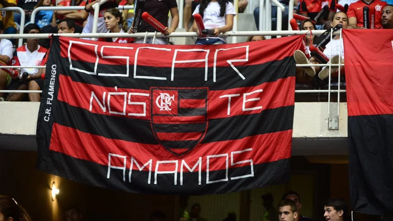 Arrascaeta comemora gol no Maracanã apontando para número 14 da camisa em homenagem a Oscar Schmidt