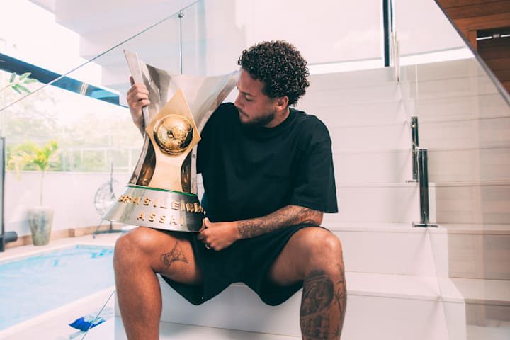 O renascimento de um lateral contestado Guga vira peça-chave do Fluminense com d