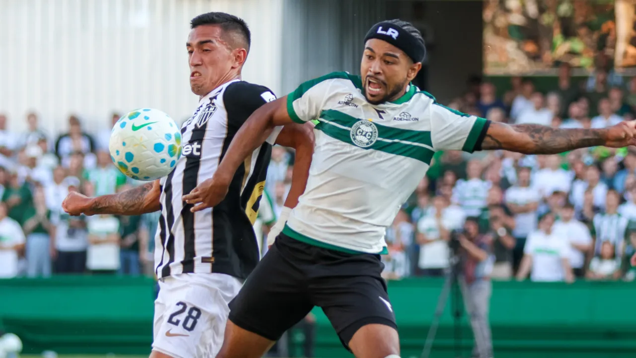 Jogador do Atlético-MG finaliza contra a defesa do Coritiba na Arena da Baixada