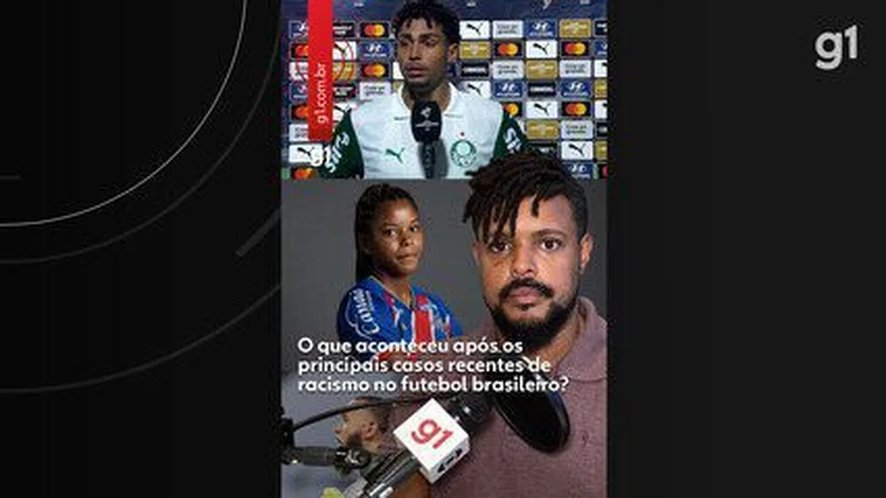 Jogador executando finalização acrobática durante partida do Campeonato Brasileiro em estádio lotado