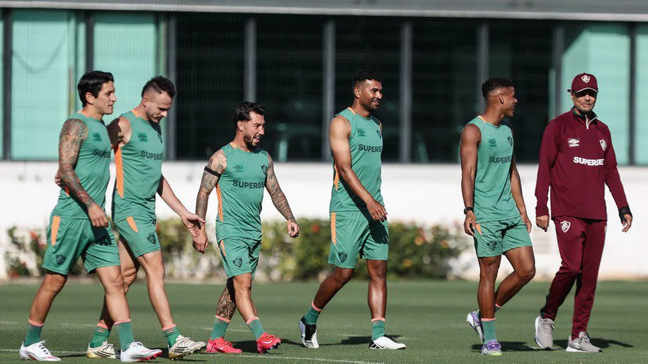 Jogadores do Bahia treinando em campo enquanto ao fundo se vê o Maracanã, simbolizando a preparação do time baiano