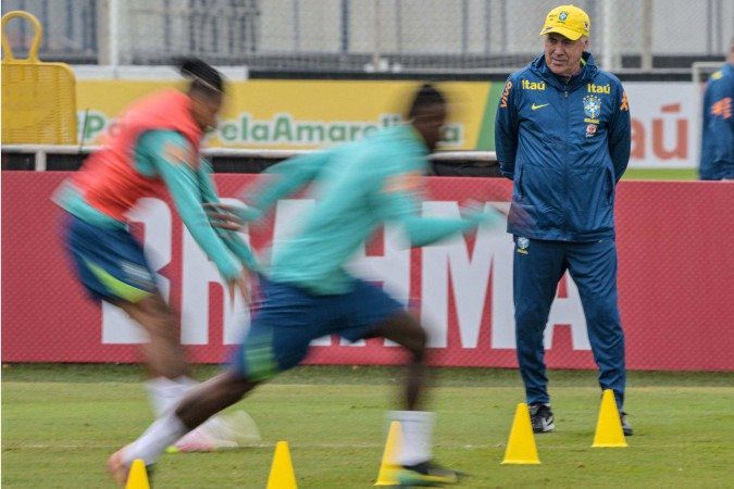 Sistema tático favorece características específicas Ancelotti privilegia atacant