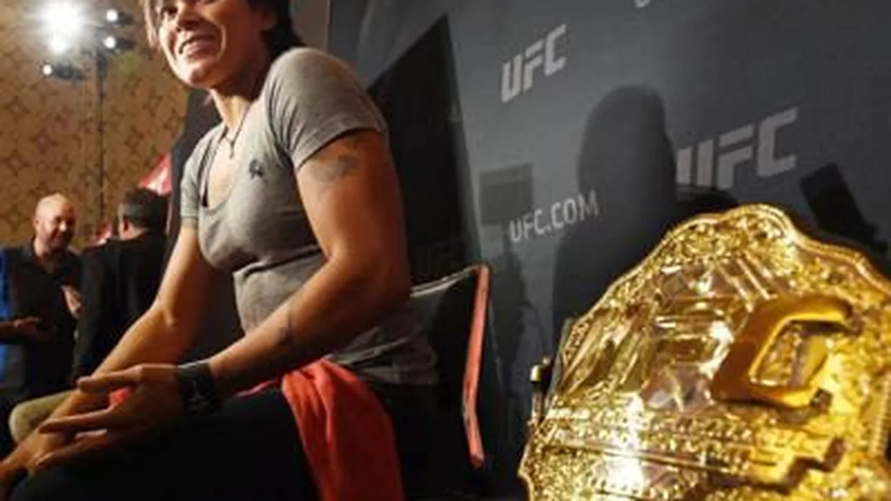 Conor McGregor treinando em academia com foco no tornozelo direito após cirurgias e longa recuperação
