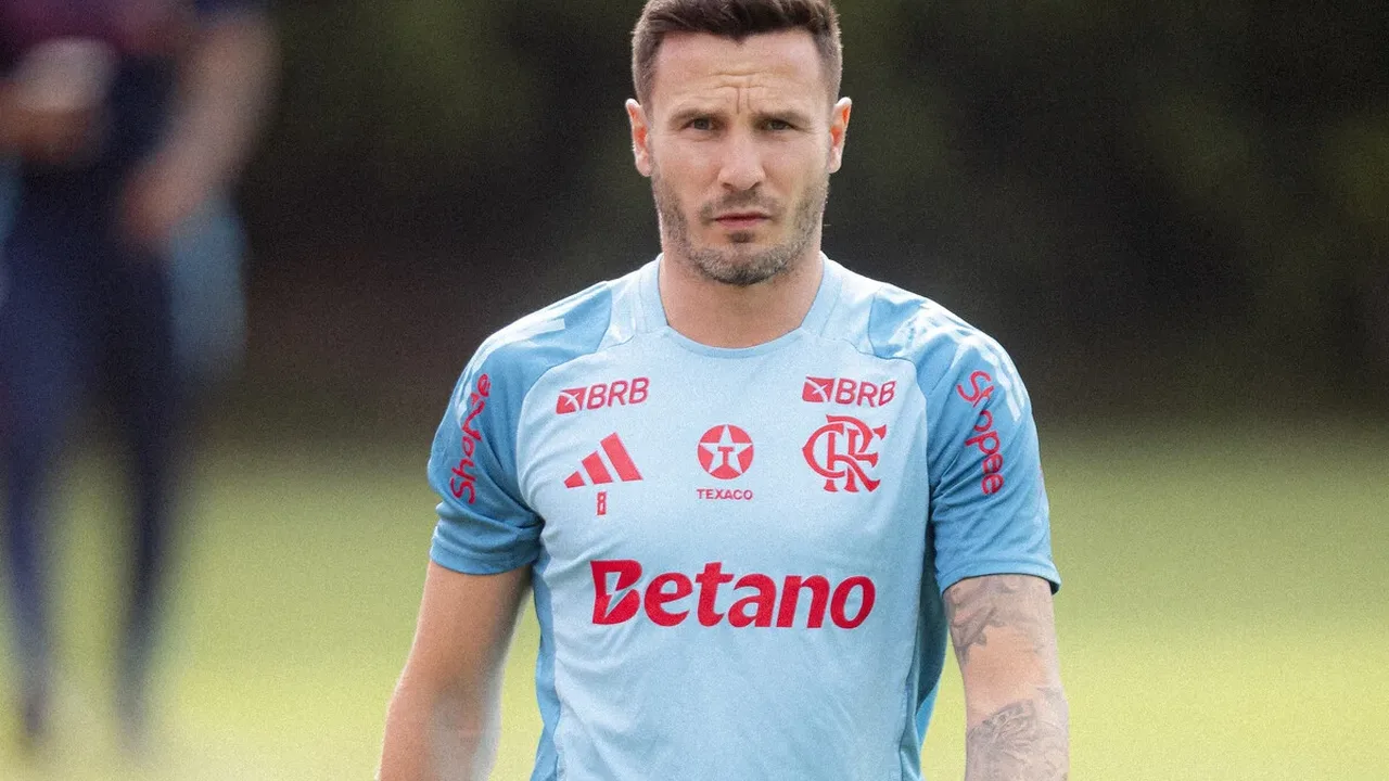 Saúl Ñíguez em campo pelo Flamengo durante partida contra o Bahia no Maracanã após retorno de lesão
