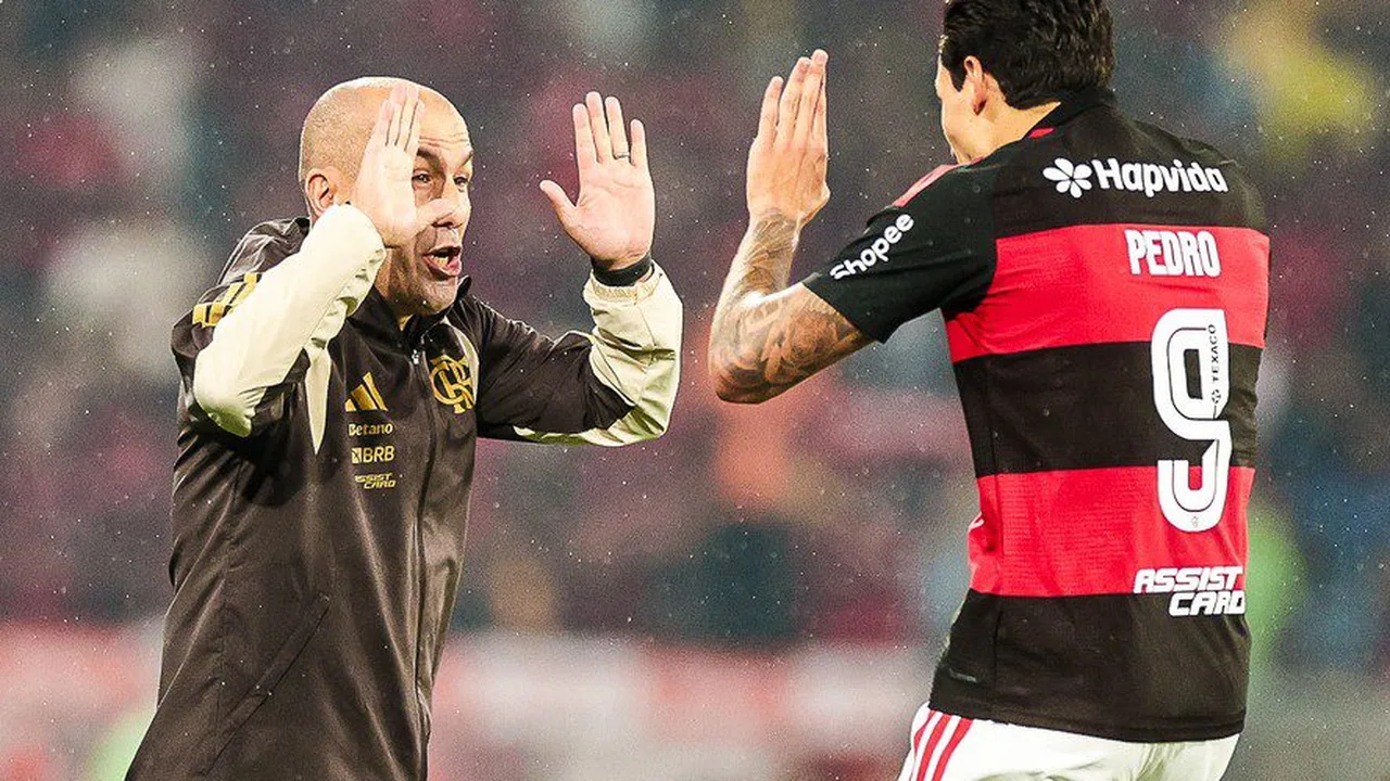 Everton Araújo em ação durante partida do Flamengo no Maracanã, disputando bola no meio-campo